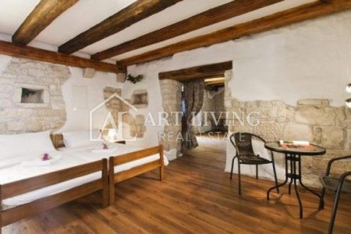 Poreć-surroundings, a beautiful estate with two autochthonous Istrian villas with a swimming pool on