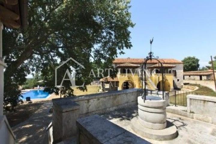 Poreć-surroundings, a beautiful estate with two autochthonous Istrian villas with a swimming pool on