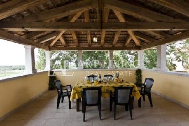 Poreć-surroundings, a beautiful estate with two autochthonous Istrian villas with a swimming pool on