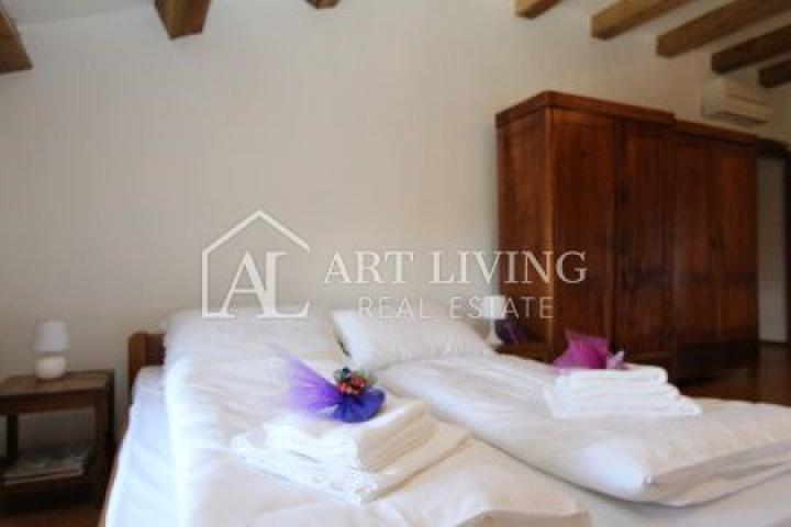 Poreć-surroundings, a beautiful estate with two autochthonous Istrian villas with a swimming pool on