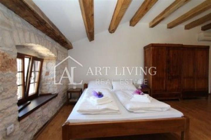 Poreć-surroundings, a beautiful estate with two autochthonous Istrian villas with a swimming pool on