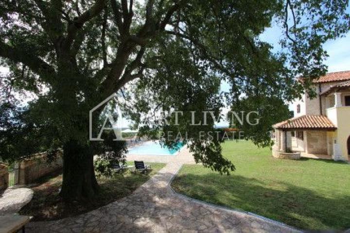 Poreć-surroundings, a beautiful estate with two autochthonous Istrian villas with a swimming pool on