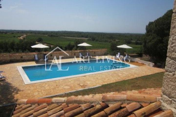 Poreć-surroundings, a beautiful estate with two autochthonous Istrian villas with a swimming pool on