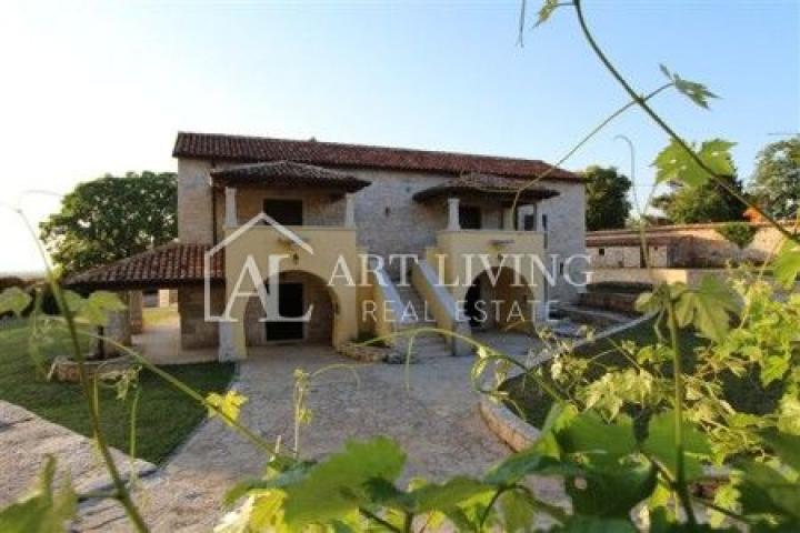 Poreć-surroundings, a beautiful estate with two autochthonous Istrian villas with a swimming pool on