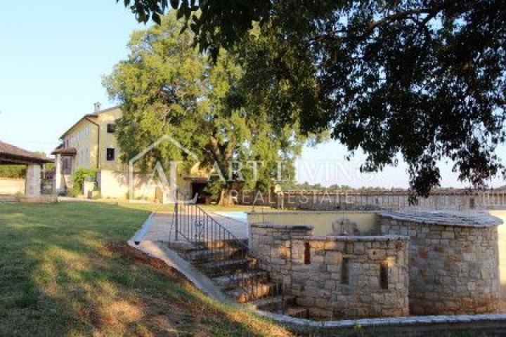 Poreć-surroundings, a beautiful estate with two autochthonous Istrian villas with a swimming pool on