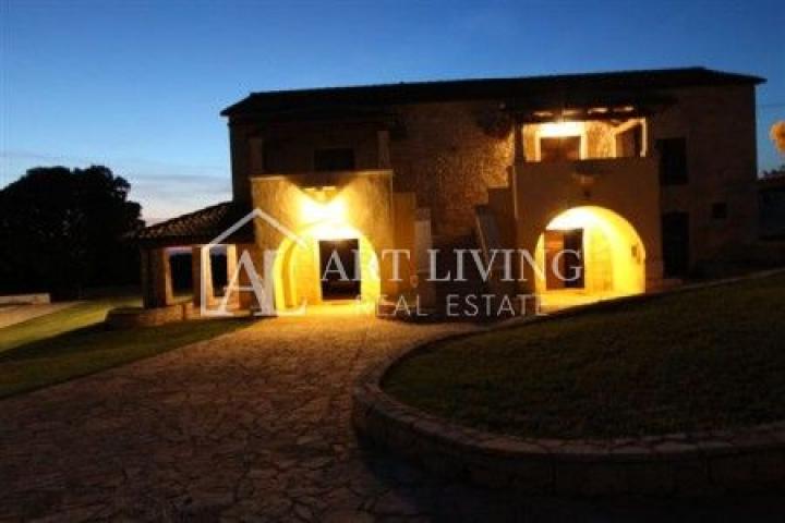 Poreć-surroundings, a beautiful estate with two autochthonous Istrian villas with a swimming pool on