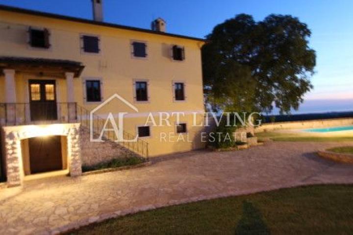 Poreć-surroundings, a beautiful estate with two autochthonous Istrian villas with a swimming pool on