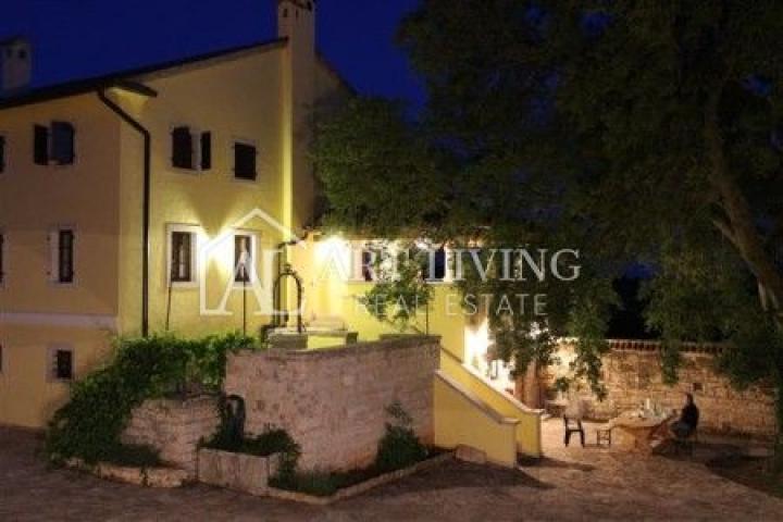 Poreć-surroundings, a beautiful estate with two autochthonous Istrian villas with a swimming pool on