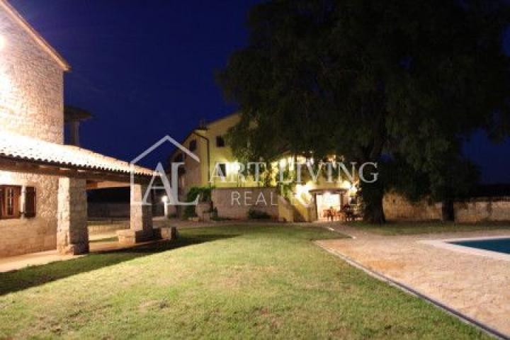 Poreć-surroundings, a beautiful estate with two autochthonous Istrian villas with a swimming pool on