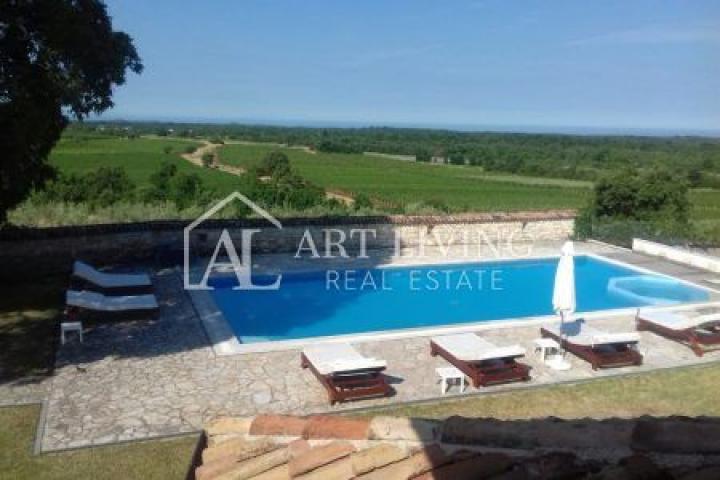 Poreć-surroundings, a beautiful estate with two autochthonous Istrian villas with a swimming pool on