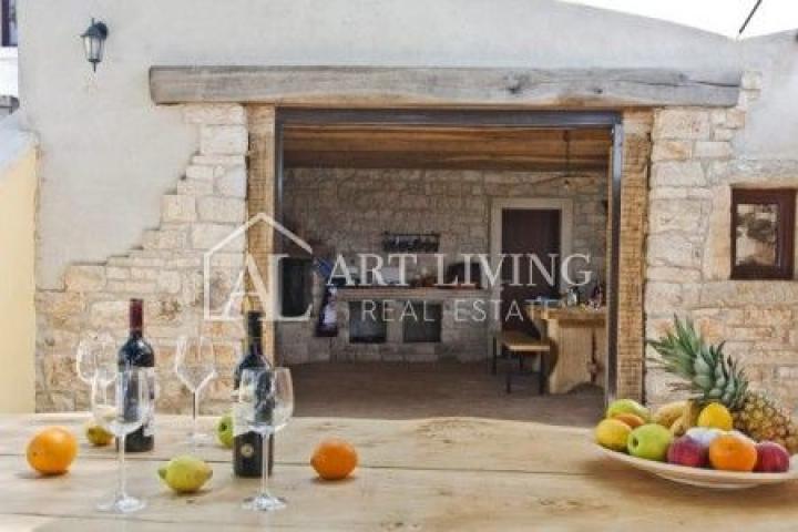 Poreć-surroundings, a beautiful estate with two autochthonous Istrian villas with a swimming pool on