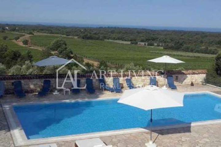 Poreć-surroundings, a beautiful estate with two autochthonous Istrian villas with a swimming pool on