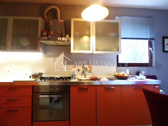 Umag-surroundings, three-room apartment with garden, 600 m from the sea