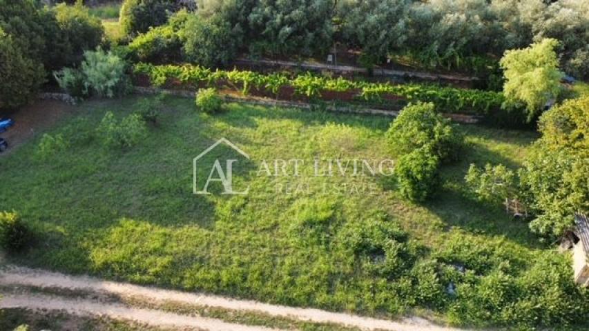 Umag - surroundings, attractive building plot 400 meters from the sea.