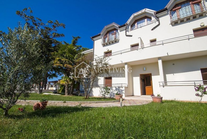 Umag-surroundings, Villa with sea view just 50 m from the beach