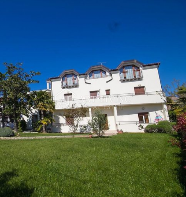 Umag-surroundings, Villa with sea view just 50 m from the beach