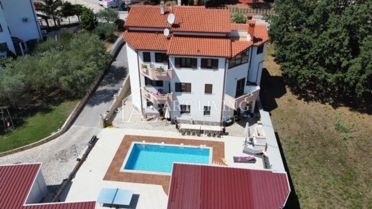 Pula - surroundings, apartment house with swimming pool 800 meters from the sea