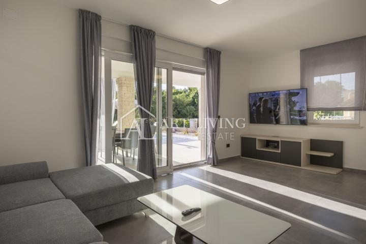 Umag-surroundings, luxurious semi-detached villa only 500 meters from the sea