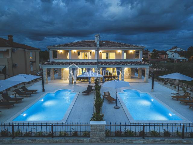 Umag-surroundings, luxurious semi-detached villa only 500 meters from the sea