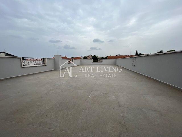 Poreč - surroundings, attractive apartment on the 1st floor with a roof terrace of 90 m2 with a sea 