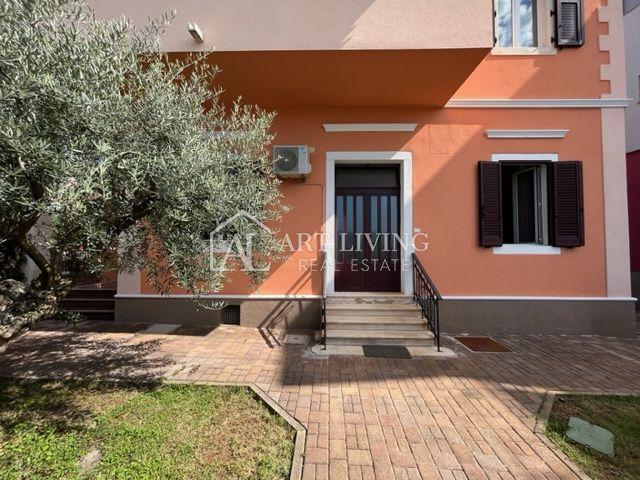 Umag, attractive apartment on the ground floor with a garden 100 meters from the sea