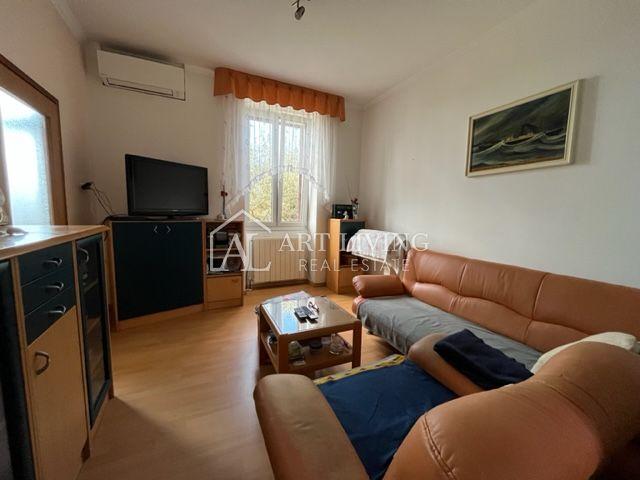 Umag, attractive apartment on the ground floor with a garden 100 meters from the sea