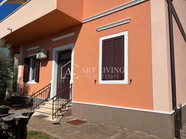 Umag, attractive apartment on the ground floor with a garden 100 meters from the sea