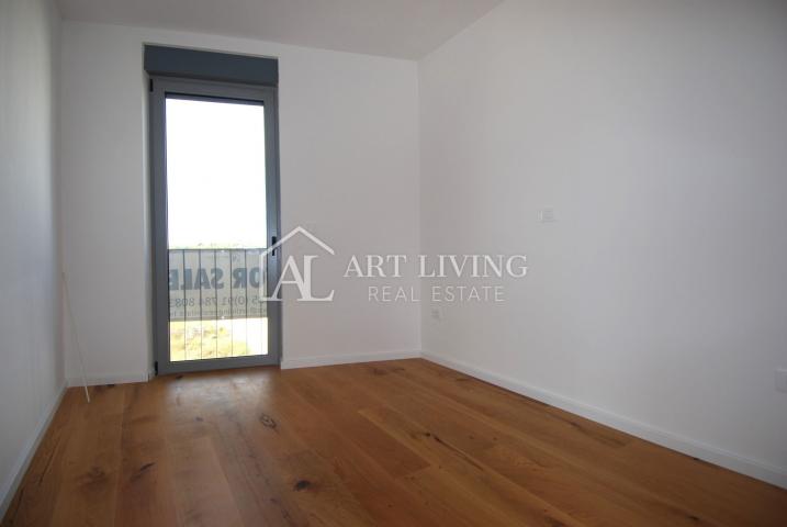 Umag, surroundings - beautiful two-room apartment with gallery only 300 m from the sea - OPPORTUNITY