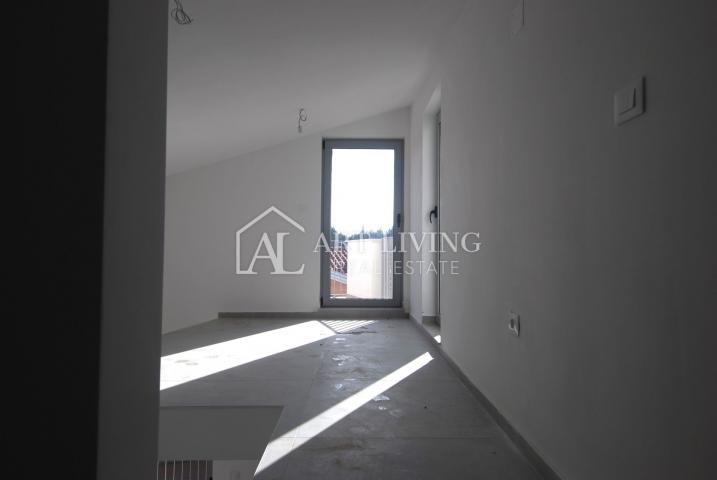 Umag, surroundings - beautiful two-room apartment with gallery only 300 m from the sea - OPPORTUNITY