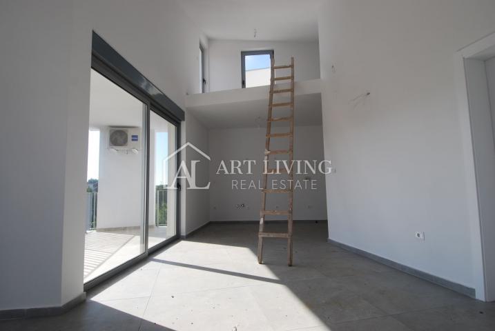 Umag, surroundings - beautiful two-room apartment with gallery only 300 m from the sea - OPPORTUNITY