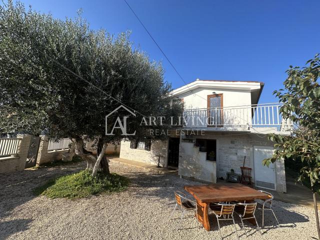 Umag, surroundings - charming house full of potential 150 meters from the sea