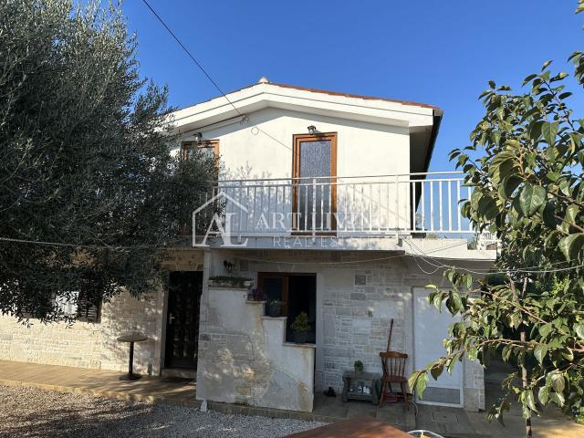 Umag, surroundings - charming house full of potential 150 meters from the sea