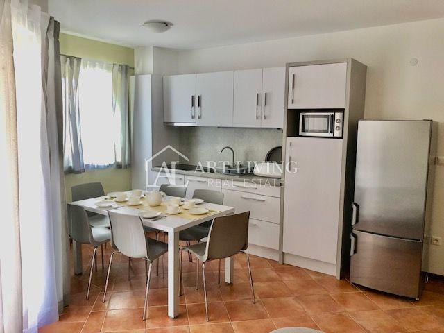 ISTRIA, PULA, surroundings - Attractive apartment on the first floor only 150 meters from the sea.