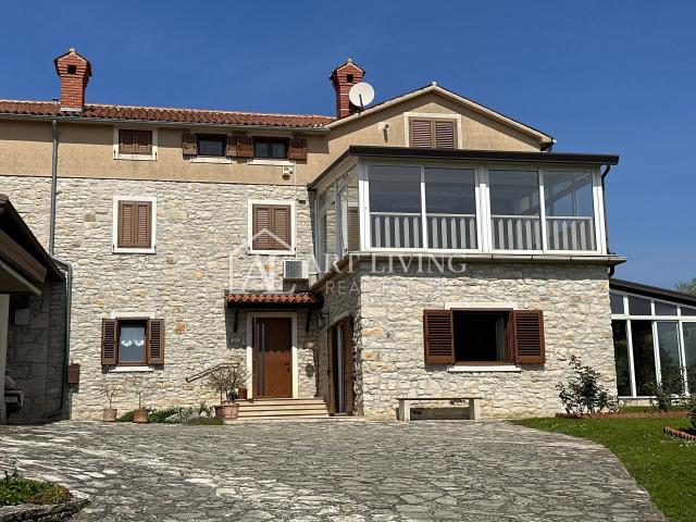 Istria, Novigrad, surroundings - property of 10,000 m2 with a spacious house in the Istrian style