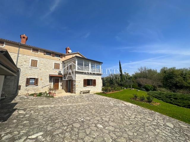 Istria, Novigrad, surroundings - property of 10,000 m2 with a spacious house in the Istrian style