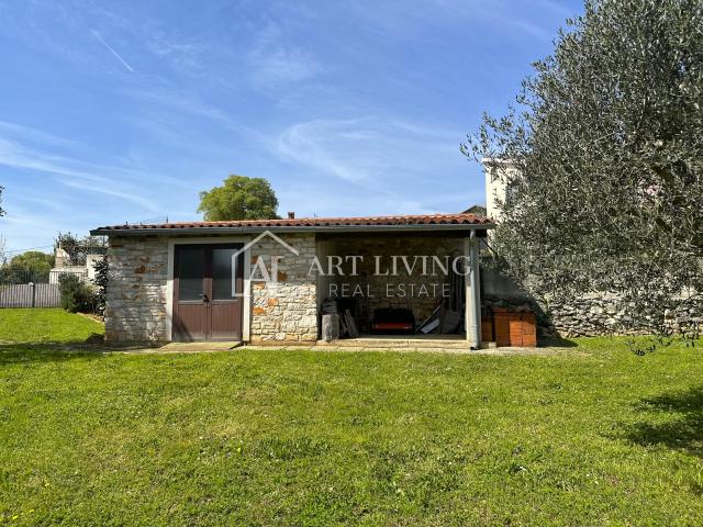 Istria, Novigrad, surroundings - property of 10,000 m2 with a spacious house in the Istrian style