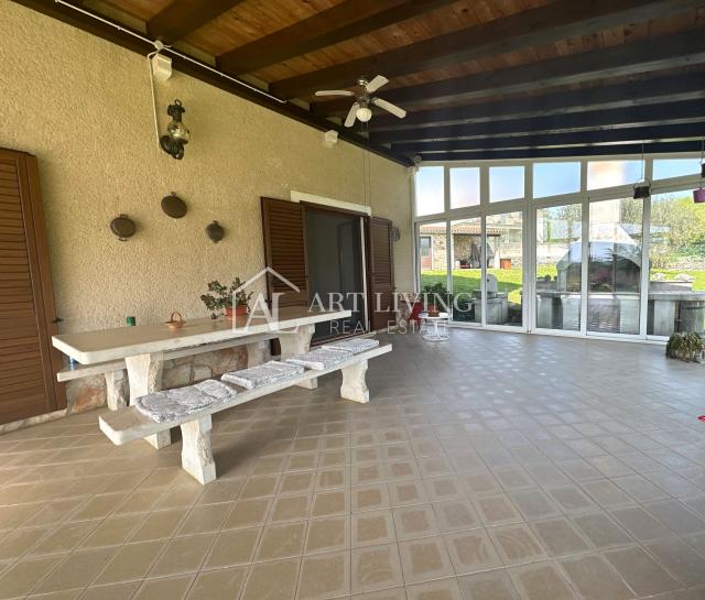 Istria, Novigrad, surroundings - property of 10,000 m2 with a spacious house in the Istrian style