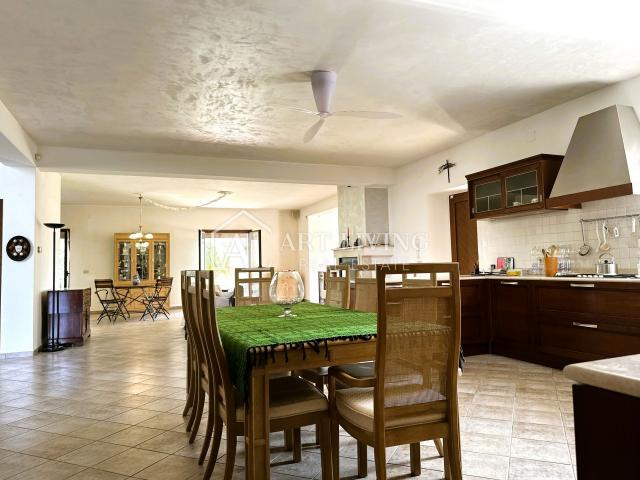 Istria, Novigrad, surroundings - property of 10,000 m2 with a spacious house in the Istrian style