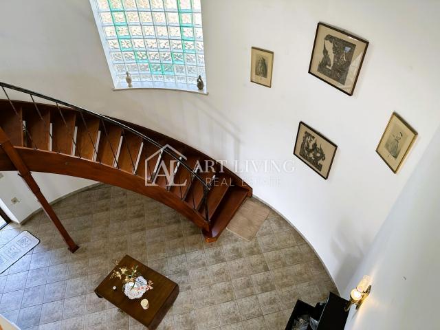 Istria, Novigrad, surroundings - property of 10,000 m2 with a spacious house in the Istrian style