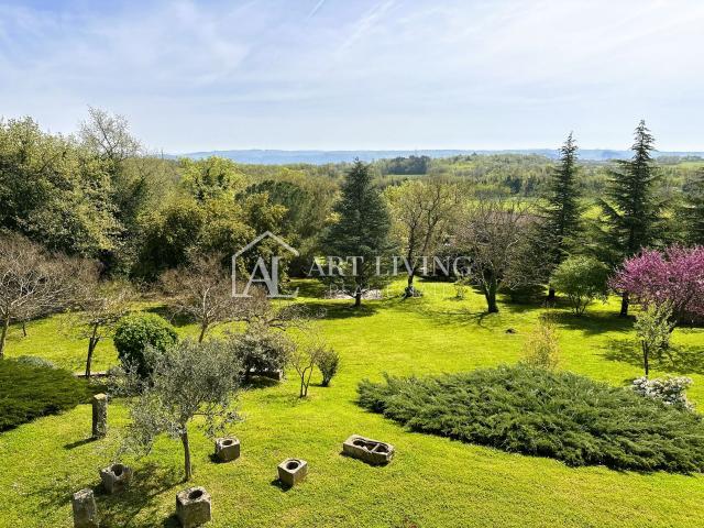 Istria, Novigrad, surroundings - property of 10,000 m2 with a spacious house in the Istrian style