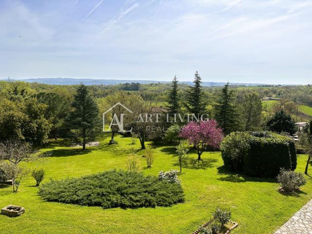 Istria, Novigrad, surroundings - property of 10,000 m2 with a spacious house in the Istrian style