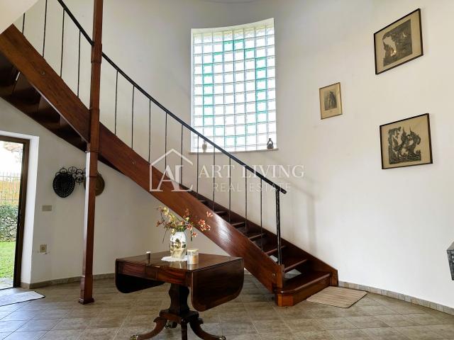 Istria, Novigrad, surroundings - property of 10,000 m2 with a spacious house in the Istrian style