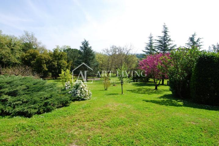 Istria, Novigrad, surroundings - property of 10,000 m2 with a spacious house in the Istrian style