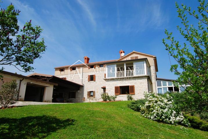 Istria, Novigrad, surroundings - property of 10,000 m2 with a spacious house in the Istrian style