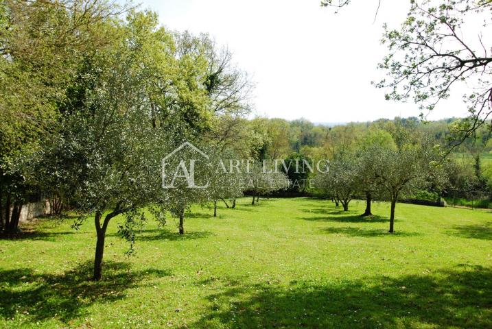 Istria, Novigrad, surroundings - property of 10,000 m2 with a spacious house in the Istrian style