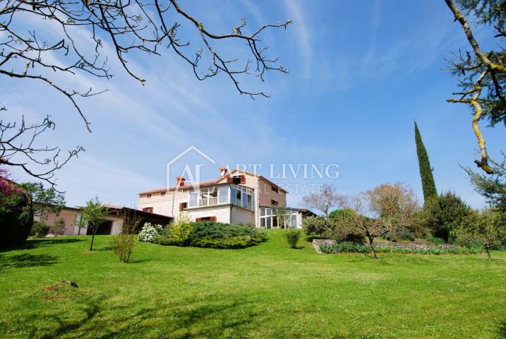 Istria, Novigrad, surroundings - property of 10,000 m2 with a spacious house in the Istrian style