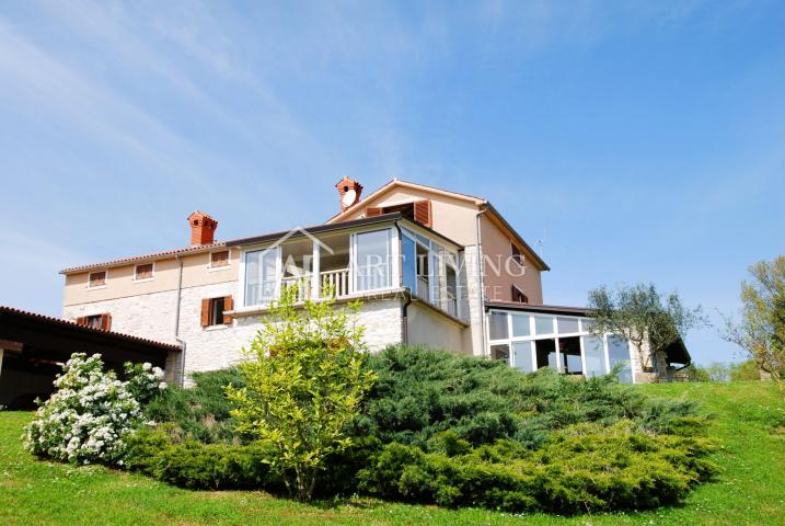 Istria, Novigrad, surroundings - property of 10,000 m2 with a spacious house in the Istrian style