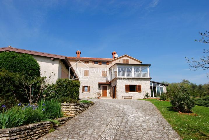 Istria, Novigrad, surroundings - property of 10,000 m2 with a spacious house in the Istrian style