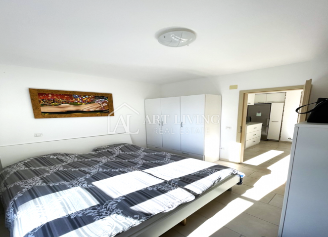 Umag, modern, spacious and furnished apartment 50 m from the sea