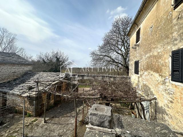 Istria, Grožnjan, surroundings - autochthonous Istrian stone house with 60,000 m2 of land